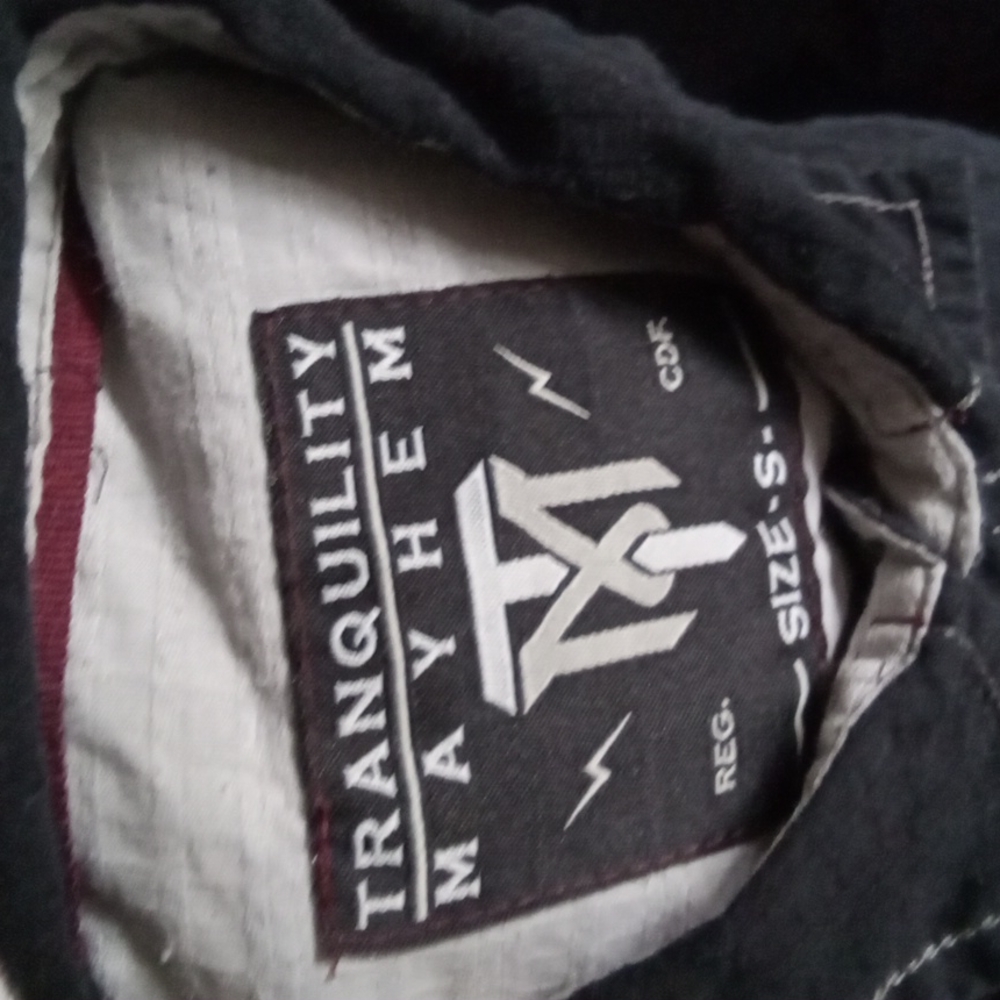 Tranquility Mayhem Men's 17 button Small